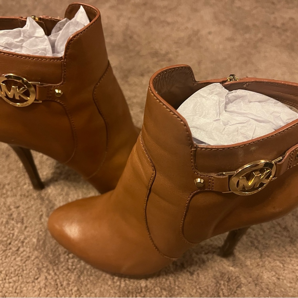 slightly used Michael Kors ankle boots. Great condition,8 1/2 size women’s boot.